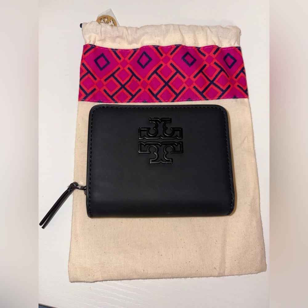 Tory Burch Britten Bifold Logo Zip Coin Leather Wallet in Matte Black